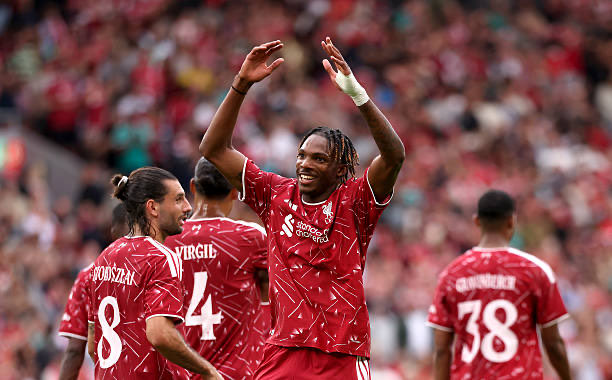 The wait is over: Jérémy Jacquet finally pulls on the Liverpool shirt against Como — and lines up next to Van Dijk in hi